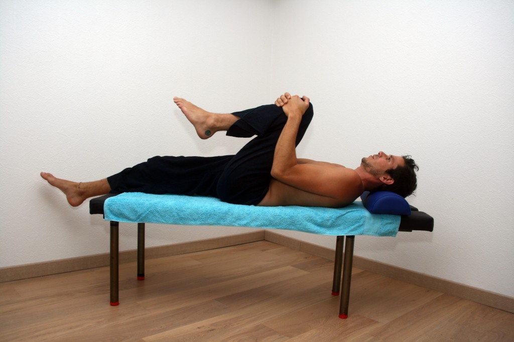 14. Mobilisation lombaire hanche avec un seul genou - Masseur ...
