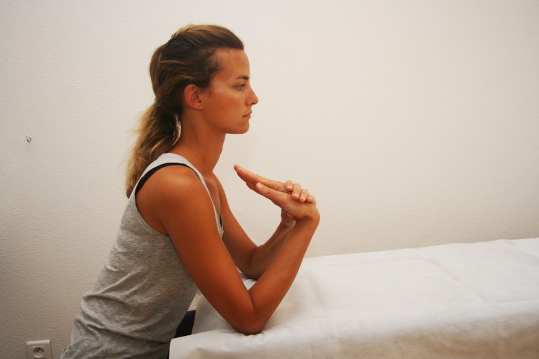 75. Auto mobilisation du poignet en flexion extension - Masseur ...