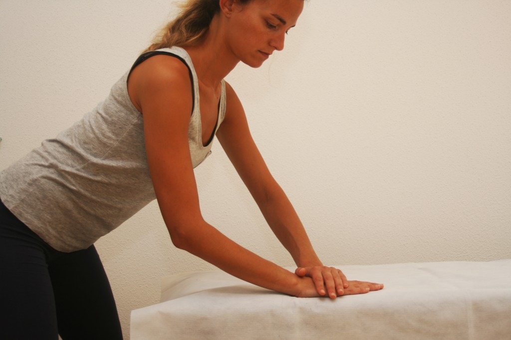75. Auto mobilisation du poignet en flexion extension - Masseur ...
