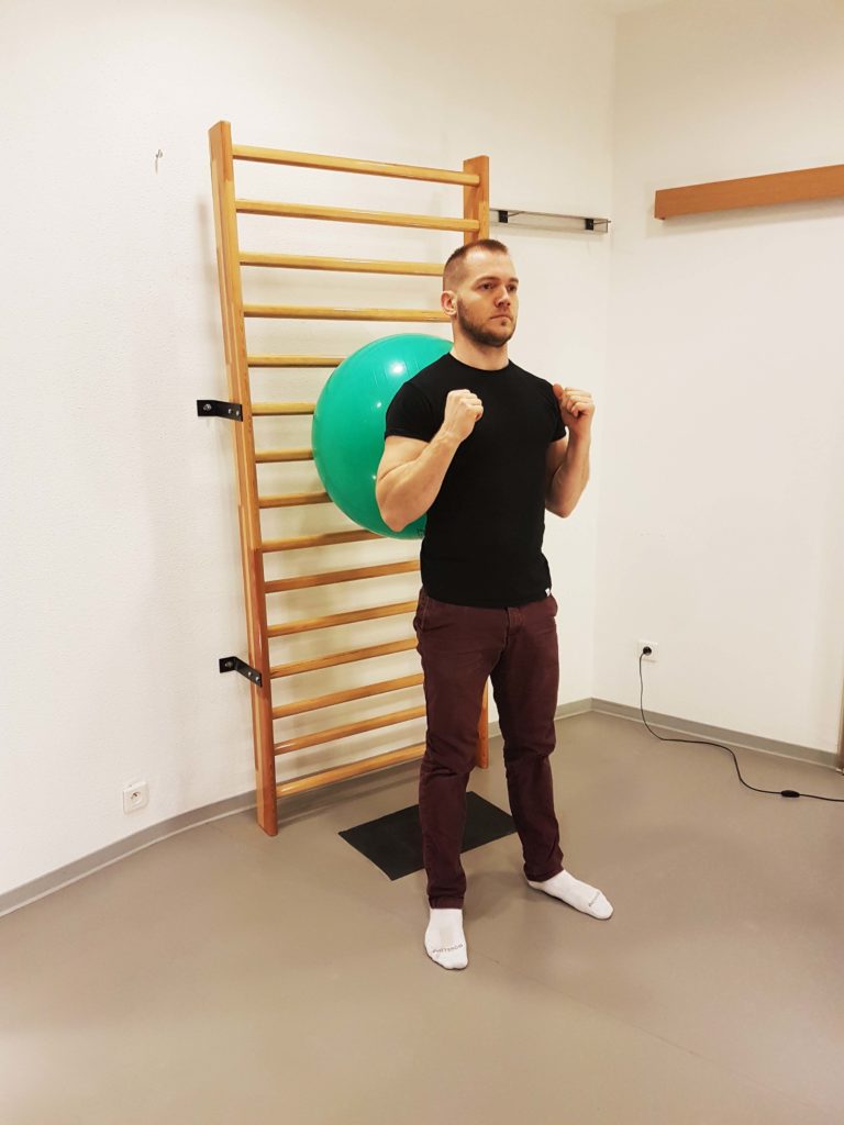 207. Elévation des bras avec squat, ballon au mur, de dos Masseur